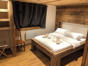 3 chambres, fer et planche à repasser, Wi-Fi, draps fournis