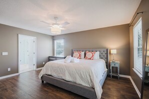 3 chambres, bureau, fer et planche à repasser, accès au Wi-Fi (inclus)