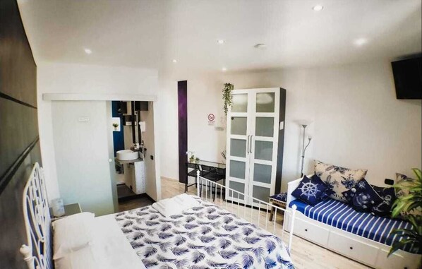 Triple Room, Non Smoking, Air conditioning