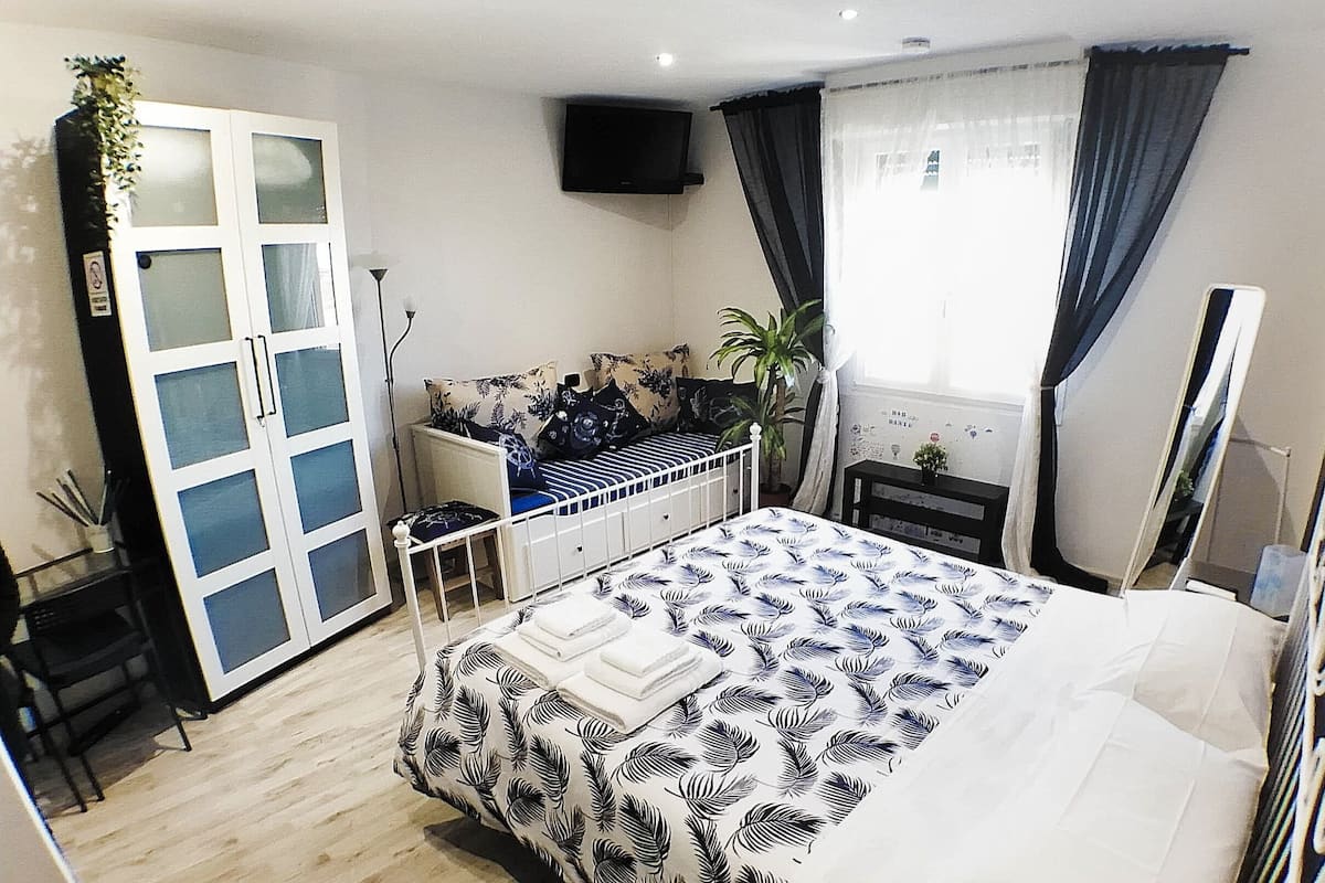 Double Room, 1 Queen Bed, Non Smoking, Air conditioning | Blackout curtains, free WiFi, bed sheets