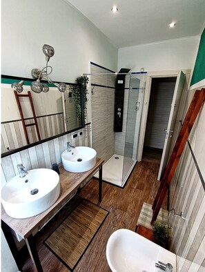 Triple Room, 1 Queen Bed with Sofa bed, Air conditioning, City View | Bathroom | Bidet