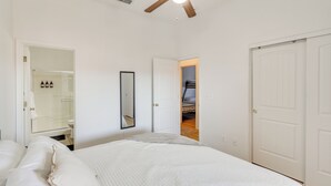 A bedroom with a bed, a ceiling fan, a wardrobe, and a door leading to another room. - 3 Mi to London Bridge Beach - 'ggs River Retreat' (Lake Havasu City)