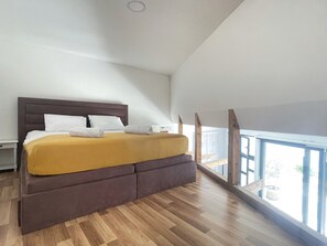 2 bedrooms, iron/ironing board, internet, bed sheets