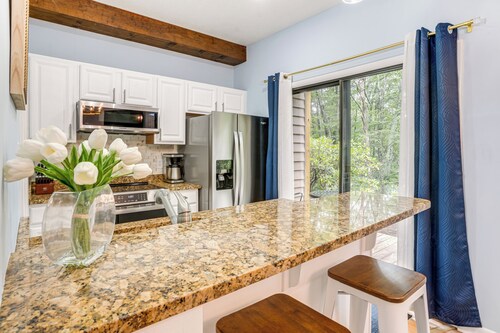 Walk to Slopes: Wintergreen Resort Condo w/ Pool