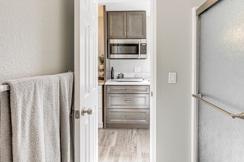 Pool Access & Private Deck: Mtn-view Bonita Studio