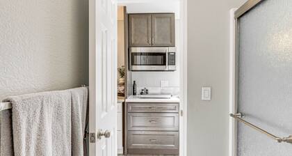 Pool Access & Private Deck: Mtn-view Bonita Studio