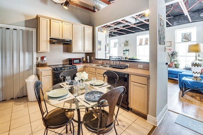 Walk to Corpus Christi Bay: Loft w/ Shaded Parking