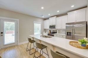 Apartment (3 Bedrooms) | Interior - Close to Sports Complex: Modern Millbrook Duplex! (Millbrook)