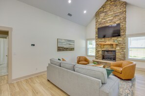 House (2 Bedrooms) | Interior - Walk to The Fields at 17 Springs: Millbrook Home! (Millbrook)