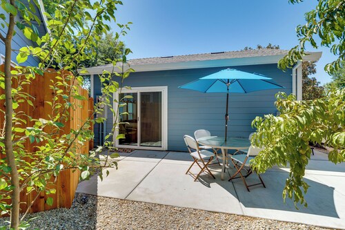 3 Mi to UC Davis: Retreat w/ Furnished Patio!
