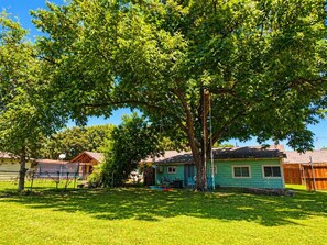Property grounds - Guest house/Patio,Kitchen/parking/DFW (Irving)