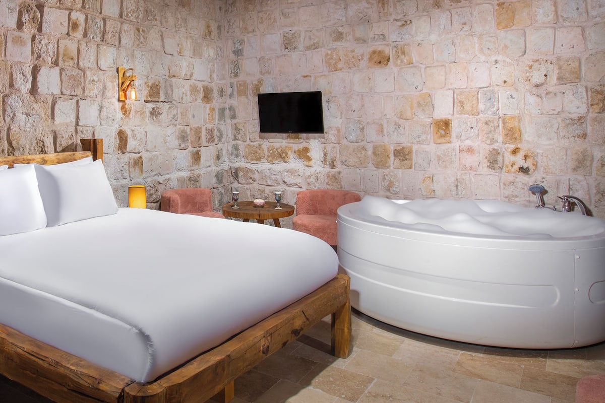 Egyptian cotton sheets, premium bedding, minibar, desk