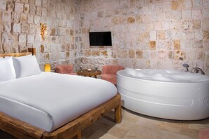 Double Room, 1 King Bed, Non Smoking, Private Pool | Egyptian cotton sheets, premium bedding, minibar, desk