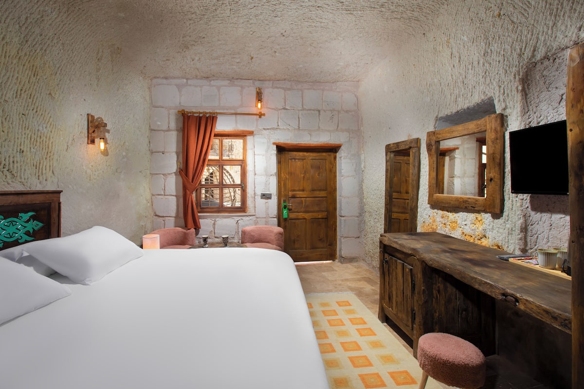 Egyptian cotton sheets, premium bedding, minibar, desk