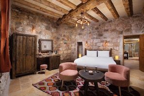Quarto casal, para não fumantes, piscina particular | Roupas de cama de algodão egípcio, roupas de cama premium, frigobar