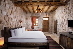 Kahden hengen huone, 1 suuri parisänky, tupakointi kielletty, yksityinen uima-allas | Egyptinpuuvillaiset lakanat, ylelliset vuodevaatteet, minibaari