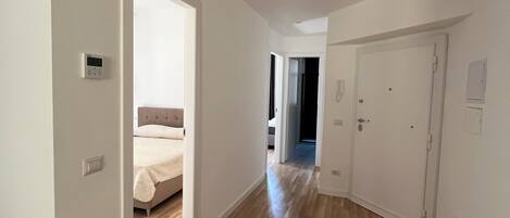 2 habitaciones, tabla de planchar con plancha, wifi y ropa de cama