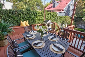 Outdoor dining - Charming, Historic Restored Home | Whitefield Sq (Savannah)