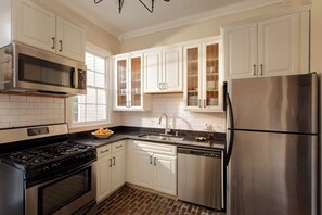 Een koelkast, een microgolfoven, een oven, een kookplaat