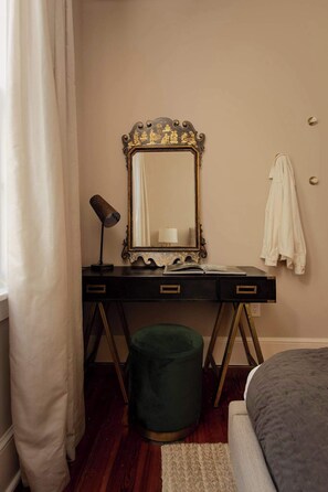 4 soverom, skrivebord, strykejern/-brett og reiseseng for barn