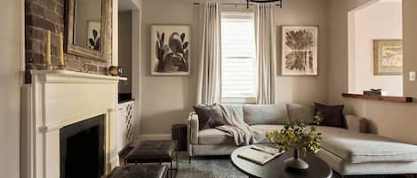 Télévision, livres, espaces bureaux