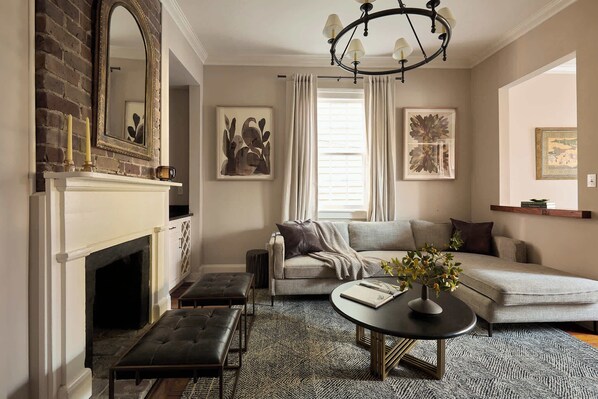 تلفزيون، كُتُب، مكتب