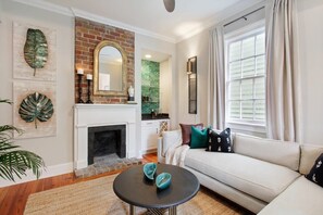 Fernseher, Bücher, Arbeitsbereiche