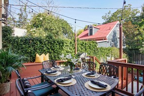 Outdoor dining - Charming, Historic Restored Home | Whitefield Sq (Savannah)