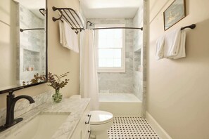 تجهيزات دش، مجففات شعر، مناشف، صابون