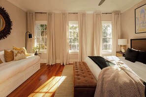 4 soverom, skrivebord, strykejern/-brett og reiseseng for barn