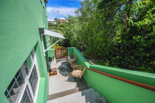 Cozy 1 bed-Apt in Quiet Pembroke-5 mins from Hamilton and Admiralty Beach