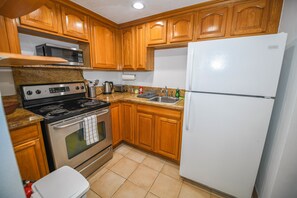 Microwave, oven, stovetop - Cozy 1 bed-Apt in Quiet Pembroke-5 mins from Hamilton and Admiralty Beach (Pembroke Parish)