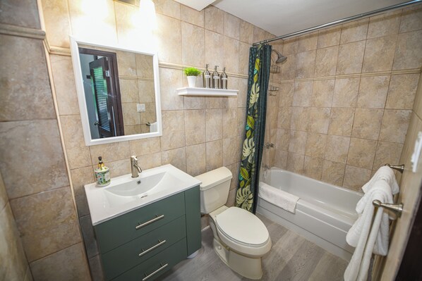 Secadora de cabello, toallas, jabón, papel de baño