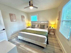 2 habitaciones, tabla de planchar con plancha y cuna de viaje