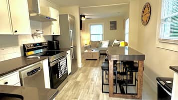 Kjøleskap, mikrobølgeovn, kokeplater og kaffetrakter/tekoker