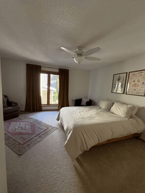 3 habitaciones, tabla de planchar con plancha, wifi y ropa de cama