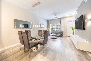 Smart TV - 3 Bedroom 2 Bathroom Villas At Seven Dwarfs 30-105 (Kissimmee)