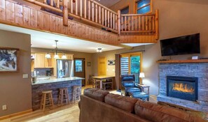 TV, fireplace, DVD player - Bear Cove Cabin Summa (Whittier)