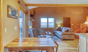 TV, fireplace, DVD player - Bear Cove Cabin Summa (Whittier)