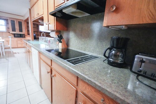 Pet-Friendly 4BR Retreat • Near Parks & Dining