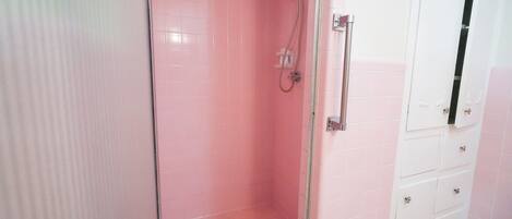 Een douche, handdoeken, zeep, shampoo