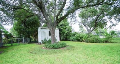 Pet-Friendly 4BR Retreat • Near Parks & Dining
