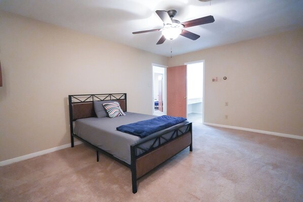 4 bedrooms, desk, iron/ironing board, free WiFi