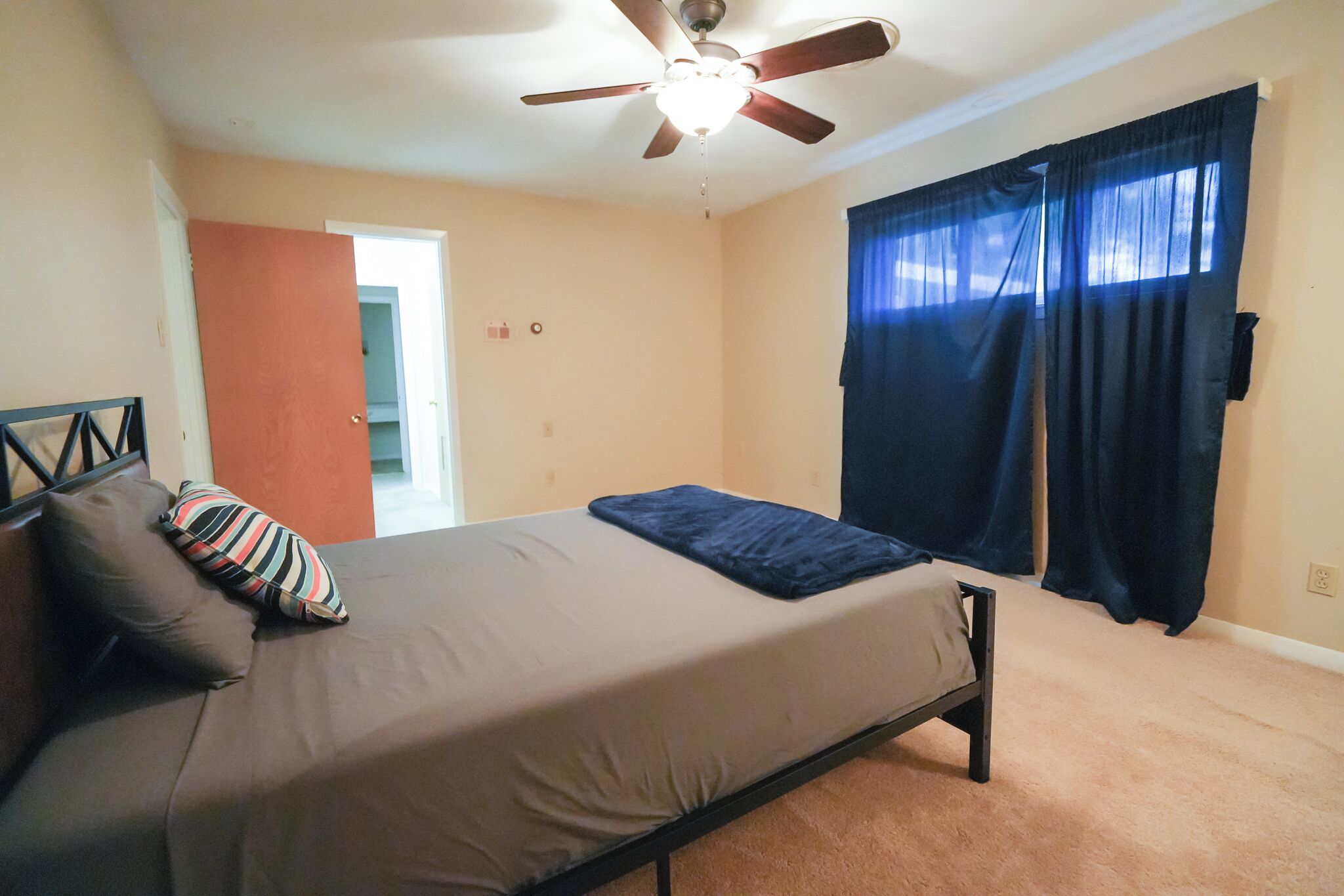 4 habitaciones, escritorio, tabla de planchar con plancha y wifi gratis 