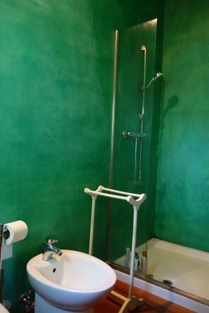 Douche, sèche-cheveux, bidet, serviettes fournies