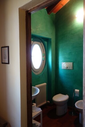 Douche, sèche-cheveux, bidet, serviettes fournies