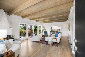 TV, fireplace - 3981 The Aerie - Private Carmel Retreat Near Town (Carmel)