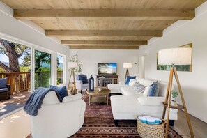 TV, fireplace - 3981 The Aerie - Private Carmel Retreat Near Town (Carmel)