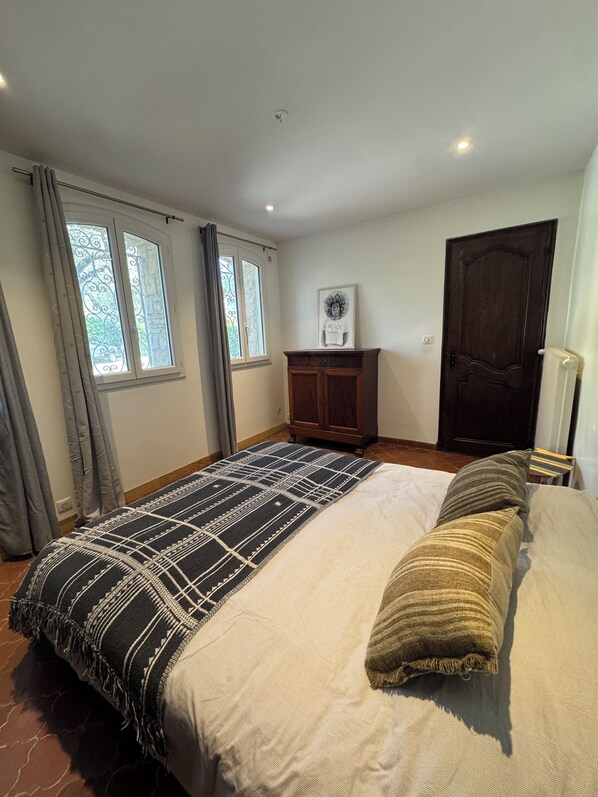 3 室のベッドルーム、アイロン / アイロン台、WiFi、ベッドシーツ