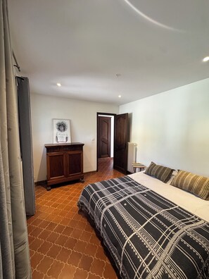 3 室のベッドルーム、アイロン / アイロン台、WiFi、ベッドシーツ